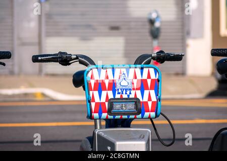 Nahaufnahme. Lyft Zeichen auf elektrische assist Bay Wheels Fahrrad geparkt im Freien - San Francisco, Kalifornien, USA - 2020 Stockfoto