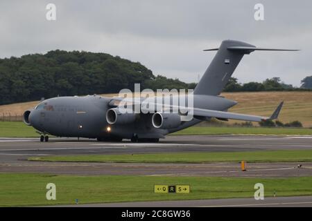 1228 (100406), eine Boeing C-17 Globemaster III der United Arab Emirates Air Force, die vom Flughafen Prestwick in Ayrshire, Schottland, abfliegt. Stockfoto