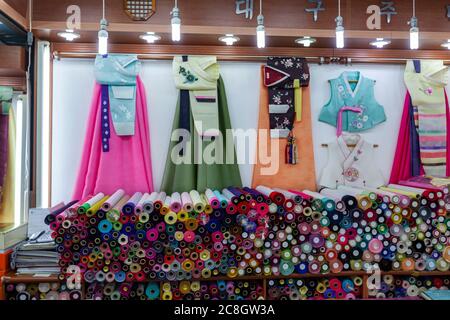 Tücher in einem Hanbok-Geschäft, Dongdaemun Shopping Complex, Seoul, Südkorea, Stockfoto