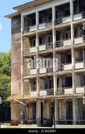 Mehrstöckiges verlassenes Haus ohne Glas in den Fenstern. Stockfoto