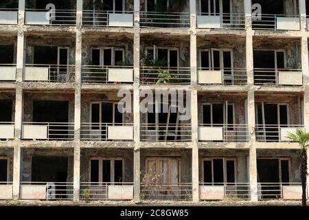 Mehrstöckiges verlassenes Haus ohne Glas in den Fenstern. Stockfoto
