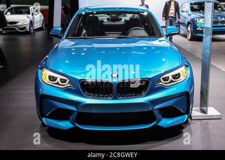 NEW YORK - 23. MÄRZ 2016: Eine BMW M2 Coupé Ausstellung auf der New York International Auto Show 2016 während des Press Day, öffentliche Show läuft ab 25. März Stockfoto