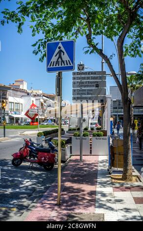 Beschilderung für Touristen und Reisen, Playa d'Aro, Costa Brava Stockfoto