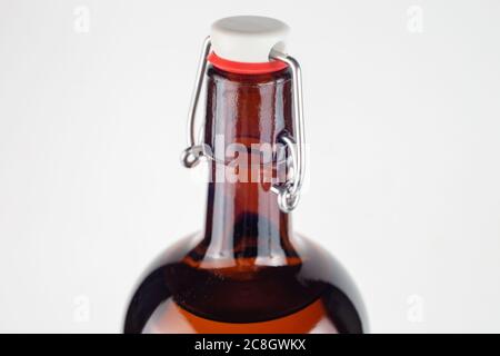 Braune Flasche Swing Top oder Flip-Top Nahaufnahme mit selektivem Fokus Stockfoto