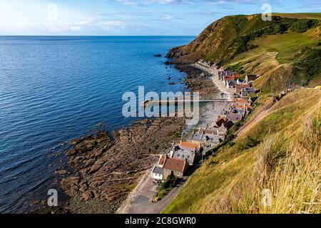 Blick auf das wunderschöne Fischerdorf Crovie mit den typischen schottischen Gebäuden. Stockfoto