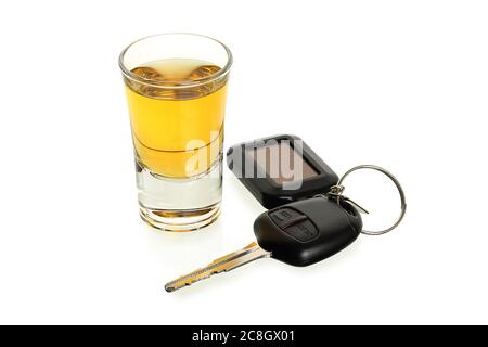 Whiskey Shot Glas und Autoschlüssel auf weiß, Trinken und Fahrkonzept Stockfoto