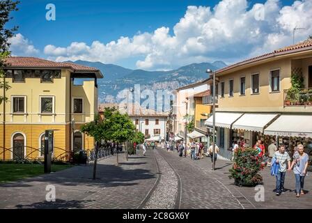 Einkaufen in Malcesine, Gardasee Stockfoto