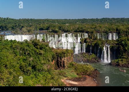 Iguacu Falls, an der Grenze von Brasilien und Argentinien gelegen, gilt es als eine der wichtigsten touristischen Attraktionen beider Länder. Stockfoto