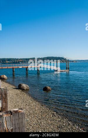 Blick von der Küste in Gig Harbor, Washington, zeigt eine Gangplanke und schwimmende Dock. Stockfoto