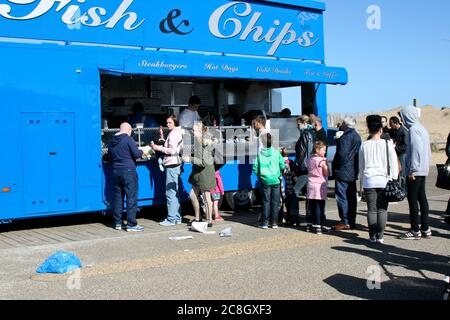 Schlange an Fischen und Chips, Südschilde (Tyne & Wear) Stockfoto
