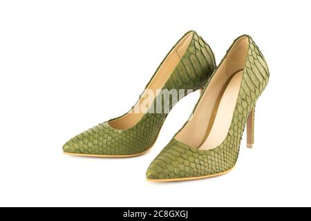Das Paar stilvolle High Heels Python Leder Schuhe isoliert auf weißem Hintergrund. Stockfoto