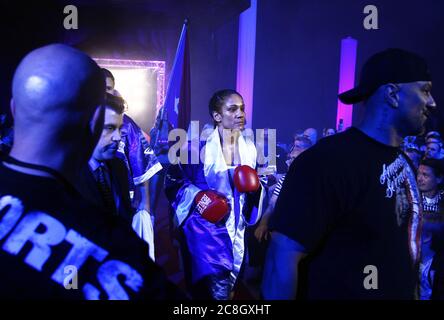 Linköping, Schweden 2012-04-27 vor rund 3,000 Zuschauern im Cloetta-Center verteidigte Boxerin Frida Wallberg ihren WBC-Titel, als sie Amanda Serrano (im Bild) aus den USA in der Boxgala Best of the Best besiegte. Foto Jeppe Gustafsson Stockfoto