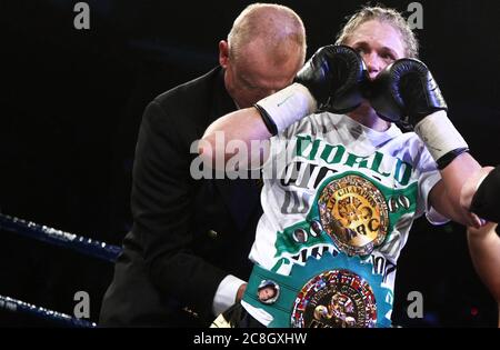 Linköping, Schweden 2012-04-27 vor rund 3,000 Zuschauern im Cloetta-Center verteidigte Boxerin Frida Wallberg (im Bild) ihren WBC-Titel, als sie Amanda Serrano aus den USA in der Boxgala Best of the Best besiegte. Foto Jeppe Gustafsson Stockfoto