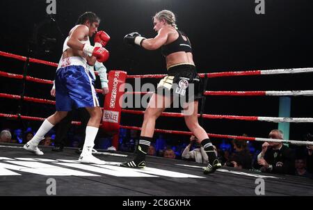 Linköping, Schweden 2012-04-27 vor rund 3,000 Zuschauern im Cloetta-Center verteidigte Boxerin Frida Wallberg ihren WBC-Titel, als sie Amanda Serrano (links im Bild) aus den USA in der Boxgala Best of the Best besiegte. Foto Jeppe Gustafsson Stockfoto