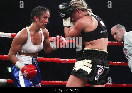 Linköping, Schweden 2012-04-27 vor rund 3,000 Zuschauern im Cloetta-Center verteidigte Boxerin Frida Wallberg ihren WBC-Titel, als sie Amanda Serrano (links im Bild) aus den USA in der Boxgala Best of the Best besiegte. Foto Jeppe Gustafsson Stockfoto