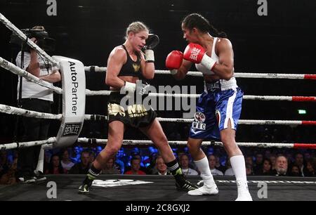 Linköping, Schweden 2012-04-27 vor rund 3,000 Zuschauern im Cloetta-Center verteidigte Boxerin Frida Wallberg (links im Bild) ihren WBC-Titel, als sie Amanda Serrano aus den USA in der Boxgala Best of the Best besiegte. Foto Jeppe Gustafsson Stockfoto