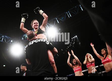 Linköping, Schweden 2012-04-27 vor rund 3,000 Zuschauern im Cloetta-Center verteidigte Boxerin Frida Wallberg (im Bild) ihren WBC-Titel, als sie Amanda Serrano aus den USA in der Boxgala Best of the Best besiegte. Foto Jeppe Gustafsson Stockfoto