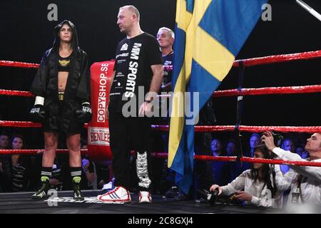 Linköping, Schweden 2012-04-27 vor rund 3,000 Zuschauern im Cloetta-Center verteidigte Boxerin Frida Wallberg (im Bild) ihren WBC-Titel, als sie Amanda Serrano aus den USA in der Boxgala Best of the Best besiegte. Foto Jeppe Gustafsson Stockfoto