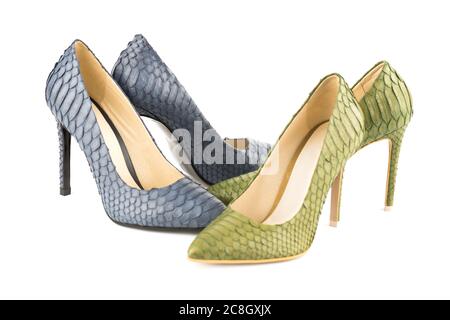 Zwei Paar stylische Schuhe aus Python-Leder mit hohen Absätzen auf weißem Hintergrund. Stockfoto