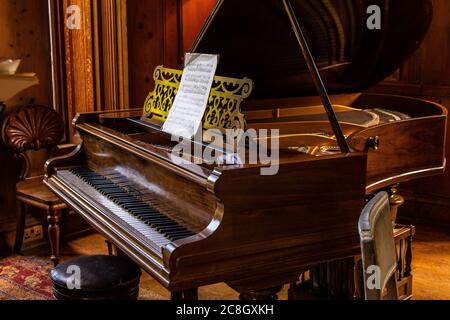 Golspie, SCHOTTLAND: Ein alter, schöner und Vintage-Flügel in einem stilvollen Haus. Stockfoto