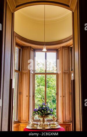 Schöne Vintage Lodge mit einem großen Fenster in einem alten traditionellen Herrenhaus in der Stadt Golspie, Schottland. Stockfoto