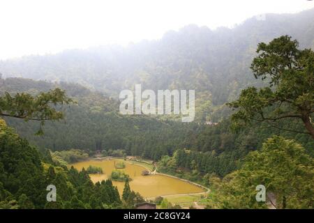 Blick in den hohen Winkel auf den wunderschönen See des Mingchi National Forest Recreation Area in Yilan, Taiwan Stockfoto