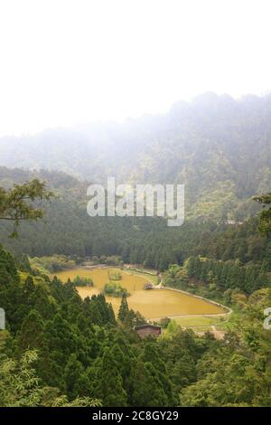 Blick in den hohen Winkel auf den wunderschönen See des Mingchi National Forest Recreation Area in Yilan, Taiwan Stockfoto