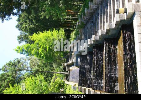 Sonnige Aussicht auf die schöne Naturlandschaft des Mingchi National Forest Recreation Area in Taiwan Stockfoto