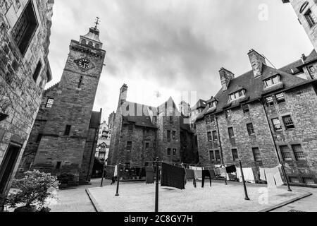 Schöner Blick in eine alte und traditionelle Stadt von Edinburgh. Schwarz-Weiß-Perspektive auf schottischen Ecken. Stockfoto