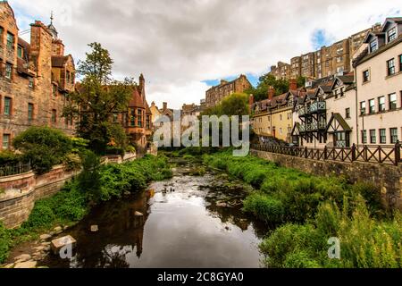 Schöne alte und traditionelle Gebäude in einem alten Teil von Edinburgh namens 'dean Village'. Stockfoto
