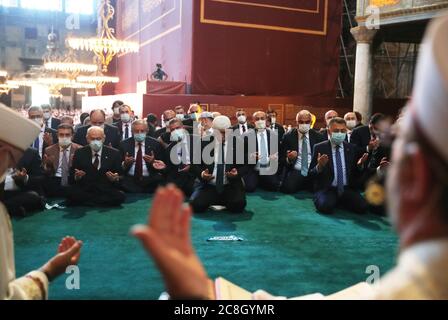 Istanbul. Juli 2020. Der türkische Präsident Recep Tayyip Erdogan (C) nimmt am 24. Juli 2020 an den ersten Gebeten in der Hagia Sophia in Istanbul Teil. Tausende von Türken nahmen am Freitag an den ersten Gebeten in der Hagia Sophia in Istanbul Teil, nachdem sie wieder in eine Moschee umgewandelt wurde. Quelle: Xinhua/Alamy Live News Stockfoto