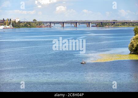 Blick auf den Dnipro und Straßenbrücken über den Dnipro Fluss am Horizont. Stockfoto