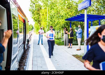 Egtingen, Deutschland. Juli 2020. Ein Schüler der Klasse 10b verlässt den Zug, in dem die Urkunden für die Endklasse verliehen wurden, begleitet von Applaus. Die drei Abschlussklassen der Realschule Stühlingen erhalten ihre Urkunden auf der Bahnfahrt von Egtingen nach Stühlingen - da aufgrund der Corona-Pandemie keine normale Abschlussfeier stattfinden kann. Quelle: Philipp von Ditfurth/dpa/Alamy Live News Stockfoto