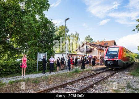 Egtingen, Deutschland. Juli 2020. Schüler der Klasse 10b der Realschule Stühlingen warten auf die Abfahrt des Sonderzuges, der sie von Eggingen nach Stühlingen bringt, während ihre Zeugnisse ausgestellt werden. Die drei Abschlussklassen der Realschule Stühlingen erhalten ihre Berichte auf der Fahrt von Egtingen nach Stühlingen im Zug - da aufgrund der Corona-Pandemie keine normale Abschlussfeier stattfinden kann. Quelle: Philipp von Ditfurth/dpa/Alamy Live News Stockfoto