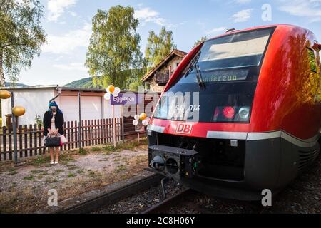 Egtingen, Deutschland. Juli 2020. Eine Schülerin der Klasse 10b der Realschule Stühlingen wartet auf die Abfahrt des Sonderzuges, der sie von Eggingen nach Stühlingen bringt, während ihre Zeugnisse ausgestellt werden. Die drei Abschlussklassen der Realschule Stühlingen erhalten ihre Berichte über den Zug auf der Fahrt von Egtingen nach Stühlingen - da aufgrund der Corona-Pandemie keine normale Abschlussfeier stattfinden kann. Quelle: Philipp von Ditfurth/dpa/Alamy Live News Stockfoto