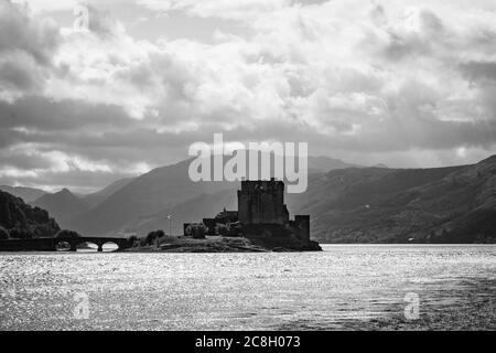 Dornie, SCHOTTLAND: Sommertage mit blauem Himmel über dem schönen schottischen Schloss Eilean Donan inmitten eines Sees. Stockfoto