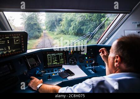 Egtingen, Deutschland. Juli 2020. Ein Motorfahrer fährt den Sonderzug zur Vergabe der Urkunden der Realschule Stühlingen von Stühlingen nach Eggingen, um die nächste Klasse abzuholen. Die drei Graduiertenklassen der Realschule Stühlingen erhalten ihre Urkunden im Zug auf der Fahrt von Egtingen nach Stühlingen - da aufgrund der Corona-Pandemie keine normale Abschlussfeier stattfinden kann. Quelle: Philipp von Ditfurth/dpa/Alamy Live News Stockfoto