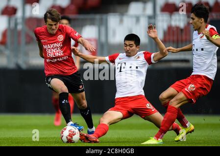 ALMERE, NIEDERLANDE - JULI 24: Guiliano mit von Almere City FC, Yuya Ikeshita vom Jong FC Utrecht, Rida el Barjiji vom Jong FC Utrecht gesehen beim Vorsaison-Spiel Almere City FC gegen Jong FC Utrecht am 24. Juli 2020 in Almere, Niederlande. Stockfoto