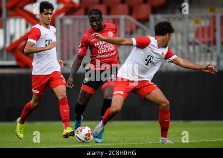 ALMERE, NIEDERLANDE - JULI 24: Rida el Barjiji vom Jong FC Utrecht, Kenneth Aninkora vom Almere City FC, Ruben Kluivert vom Jong FC Utrecht beim Vorsaison-Spiel Almere City FC gegen Jong FC Utrecht am 24. Juli 2020 in Almere, Niederlande. Stockfoto