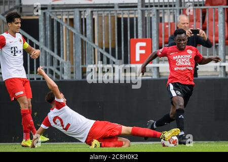 ALMERE, NIEDERLANDE - JULI 24: Rida el Barjiji vom Jong FC Utrecht, Denso Kasius vom Jong FC Utrecht, Steve Tunga vom Almere City FC gesehen während des Vorsaison-Spiels Almere City FC gegen Jong FC Utrecht am 24. Juli 2020 in Almere, Niederlande. Stockfoto