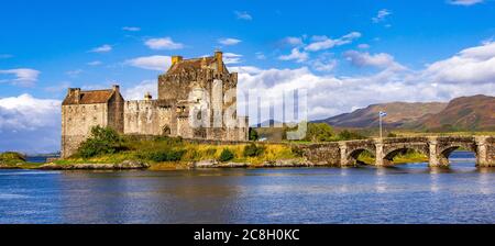 Dornie, SCHOTTLAND: Sommertage mit blauem Himmel über dem schönen schottischen Schloss Eilean Donan inmitten eines Sees. Stockfoto