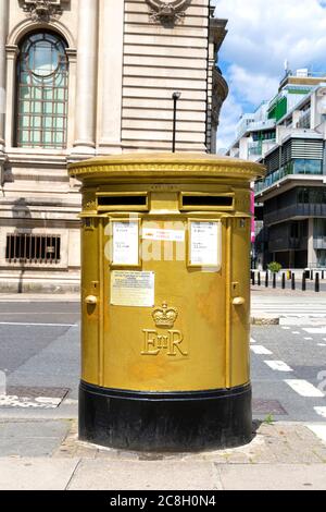 Briefkasten in Gold zur Feier der Olympischen und Paralympischen Spiele 2012 in der Tothill Street, London, Großbritannien Stockfoto