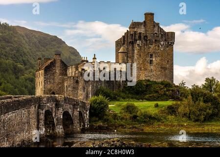 Dornie, SCHOTTLAND: Sommertage mit blauem Himmel über dem schönen schottischen Schloss Eilean Donan inmitten eines Sees. Stockfoto