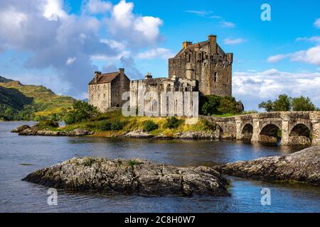 Dornie, SCHOTTLAND: Sommertage mit blauem Himmel über dem schönen schottischen Schloss Eilean Donan inmitten eines Sees. Stockfoto