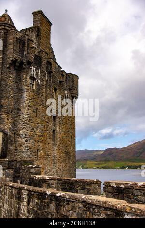 Dornie, SCHOTTLAND: Sommertage mit blauem Himmel über dem schönen schottischen Schloss Eilean Donan inmitten eines Sees. Stockfoto