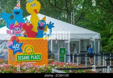 Langhorne, Pennsylvania, USA. Juli 2020. Gäste betreten den klimatisierten Bereich, um ihre Temperatur nehmen, bevor sie am Tag der Eröffnung im Park Freitag, 24. Juli 2020 Sesame Place in Langhorne. Der Park öffnet normalerweise im April, aber aufgrund von COVID-19, wurde sie schließlich vom Staat Pennsylvania erlaubt, für die Saison mit Einschränkungen zu öffnen. Kredit: William Thomas Cain/Alamy Live Nachrichten Stockfoto