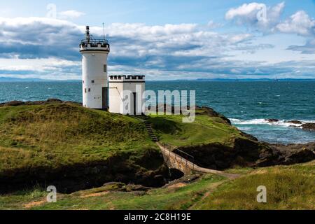 Elie Ness Leuchtturm und der 'Lady's Tower' auf einem wunderschönen schottischen Kliff, in der Nähe des Anstruther Dorfes. Stockfoto