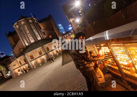 Kerzen anzünden in Myeongdong Cathedral, Myeongdong-gil, Jeodong 1(il)-ga, Jung-gu, Seoul, Südkorea Stockfoto