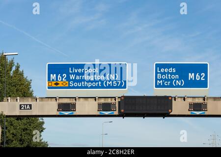 Autobahnschild in Großbritannien mit Wegweisern zur M 62 Liverpool, Warrington, Southport (M57), M 62 Leeds, Bolton, Manchester Stockfoto