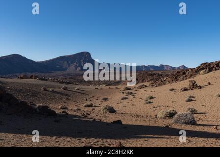 Martianische Landschaft an den Osthängen von Montana Blanca Mirador las Minas de San Jose mit Teide-Mount im Hintergrund. Teide Nationalpark, Teneras, Stockfoto